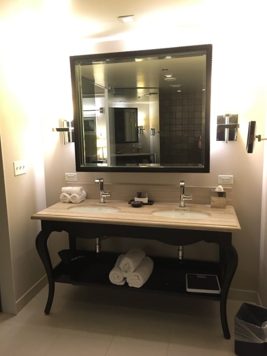 Zimmer Virgin Hotels Las Vegas, Curio Collection by Hilton