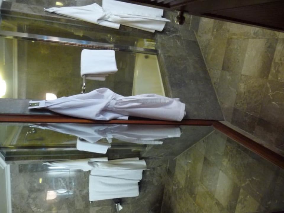 Blick auf die Badewanne/Dusche The Laguna A Luxury Collection Resort & Spa