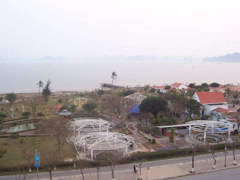 Blick vom Balkon auf die Bucht Hotel Halong Pearl