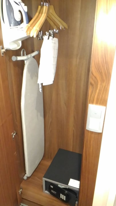 Schrank Zi. 6227  Hilton Garden Inn Frankfurt Airport