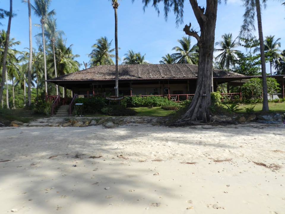 Restaurant rechts neben Hotel Dusit Thani Krabi Beach Resort
