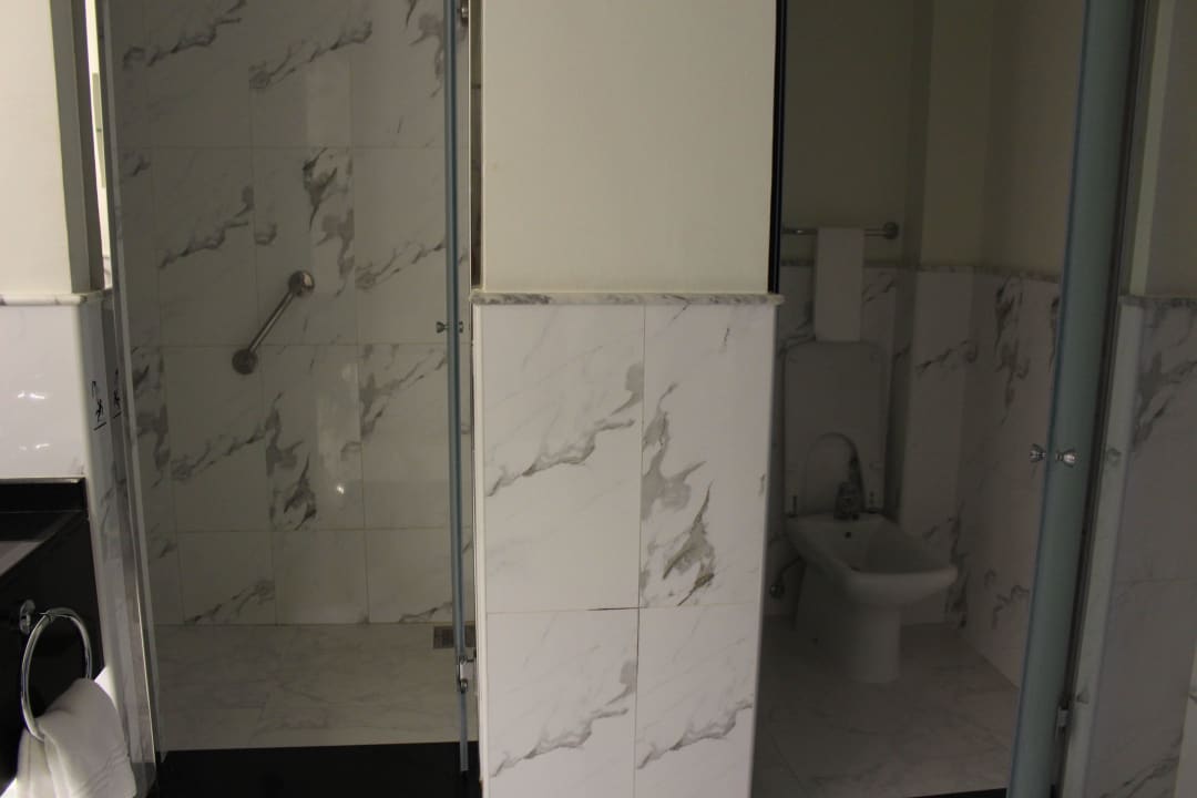 Dusche/Toilette Hotel Le Meridien Al Aqah Beach Resort