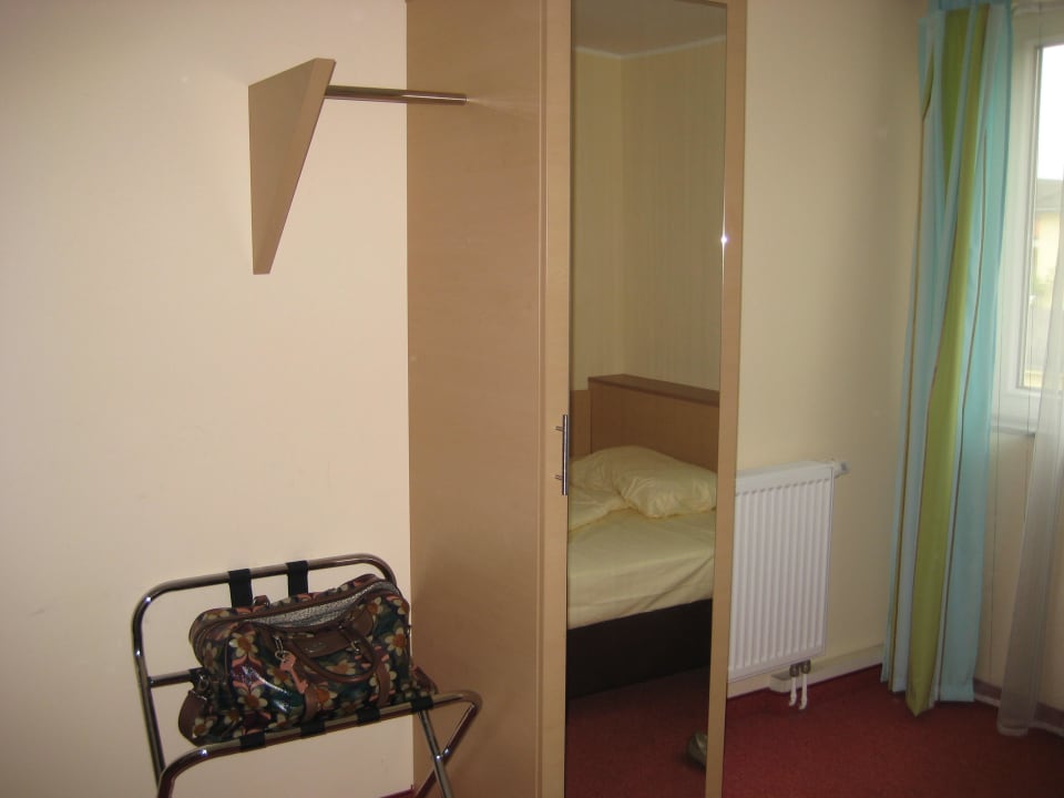 Schrank mit Spiegel, Kofferablage Hotel Petersburg