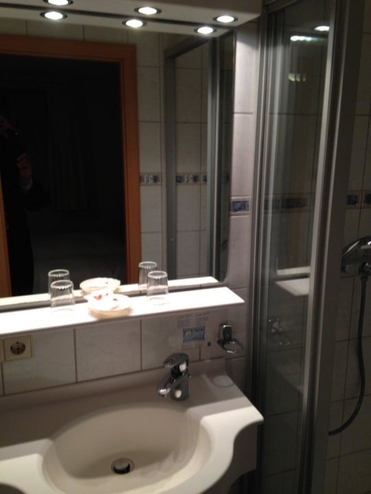 Gut beleuchteter Spiegel Hotel Kreuz