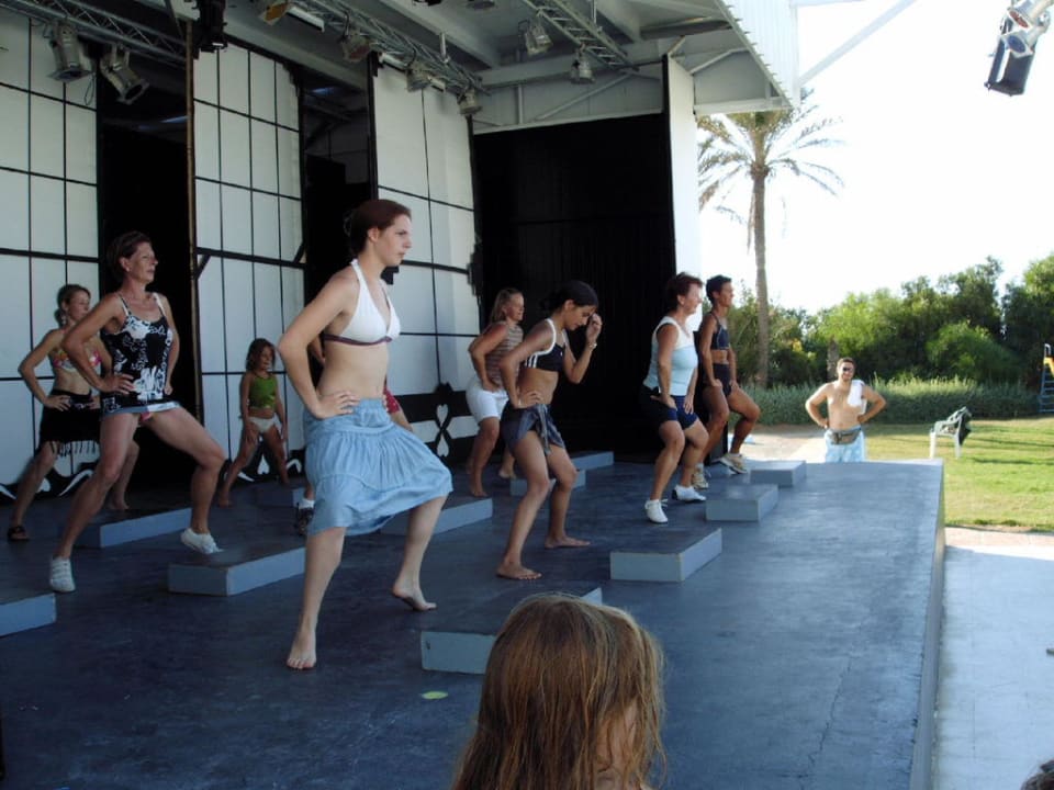 Bei der täglichen Stepp-Aerobic Hotel Rosa Beach