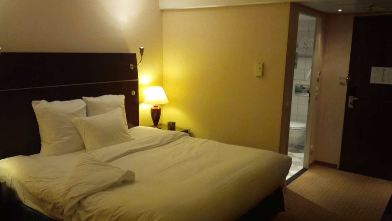 Bett und Zugang zum Bad Moxy Bochum