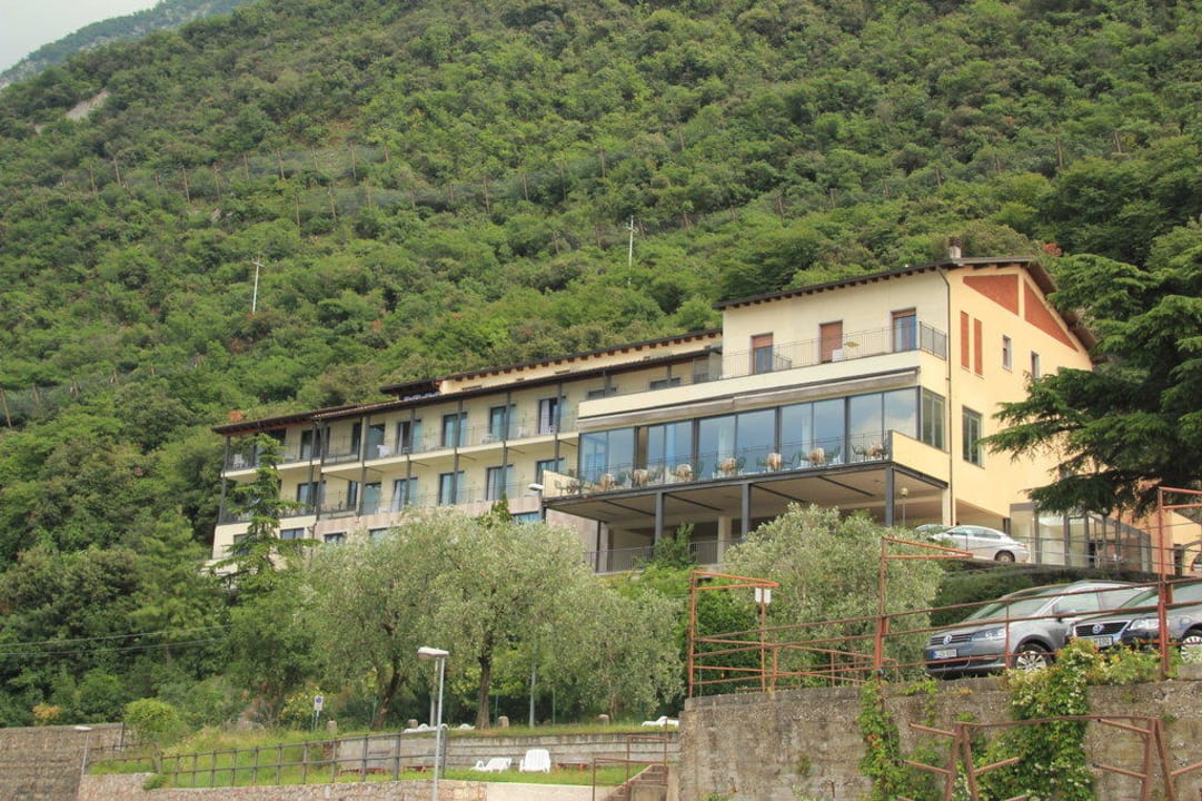Blick zum Piccolo Hotel vom See Hotel Piccolo