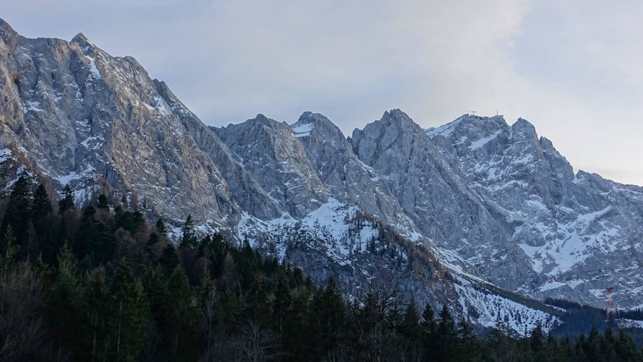 Ausblick auf die Zugspitze vom Garten  Gästehaus Schönanger