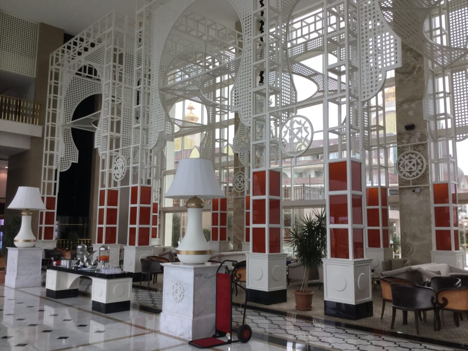 Lobby Well Palace Side