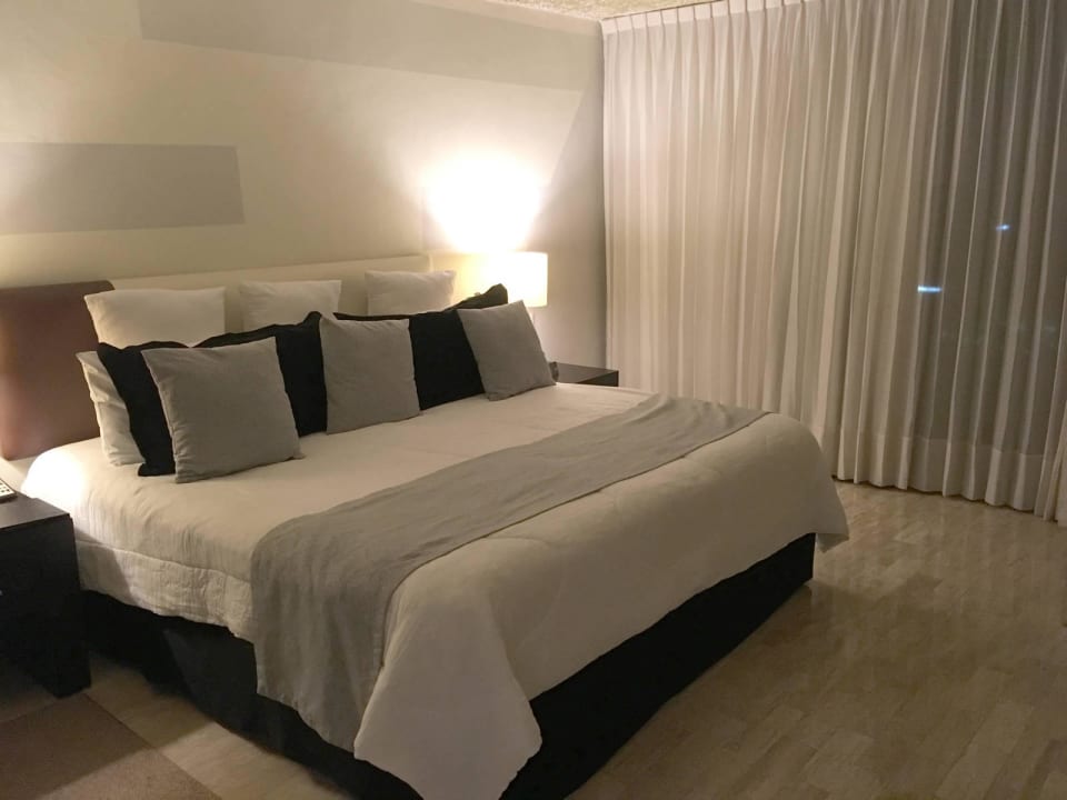 Blick aufs Bett Oh! Cancun The Urban Oasis & Beach Club