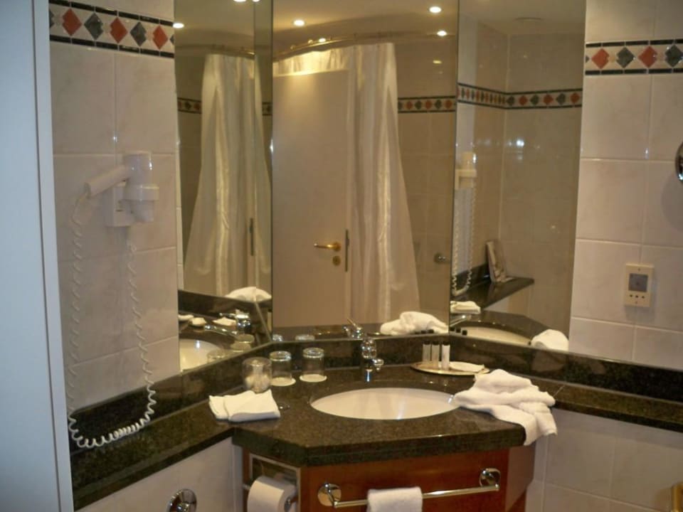 Bad mit großem Spiegel in drei Richtungen Leipzig Marriott Hotel