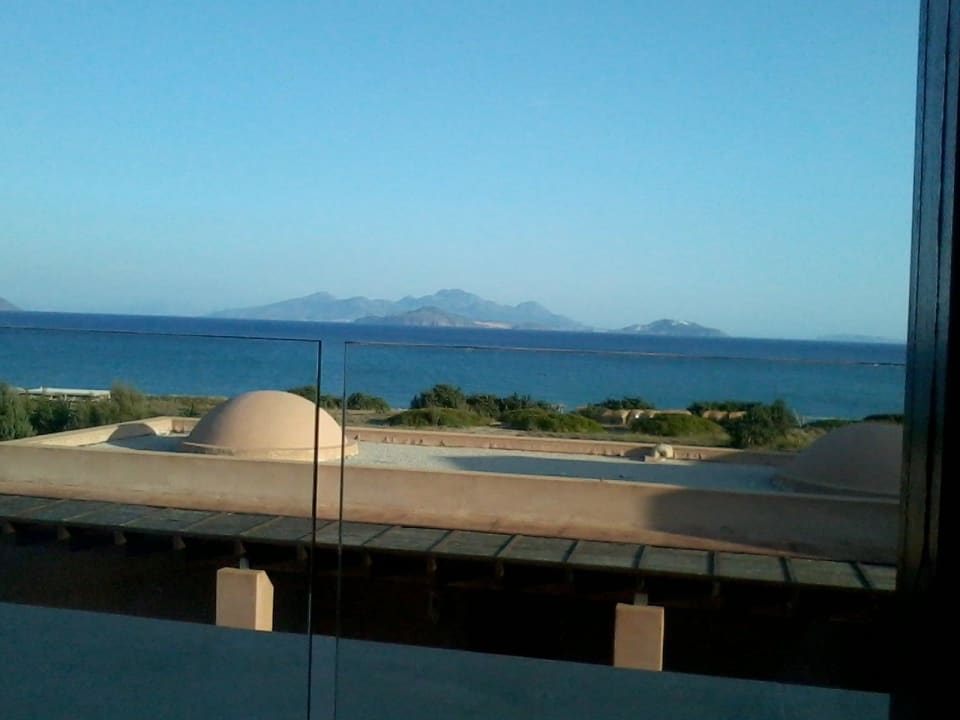 Blick von Restaurant-Terrasse zur Insel Nissyros Atlantica Belvedere Resort