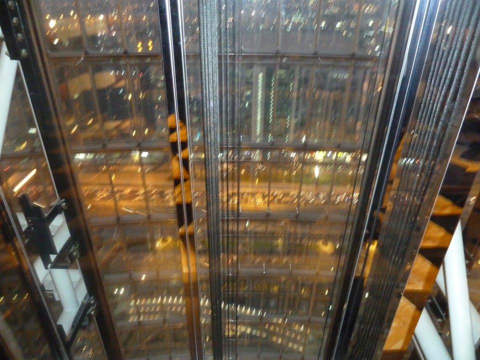 Fahrt mit dem Aufzug aus dem 40. Stock nach unten  Hotel Jumeirah Emirates Towers