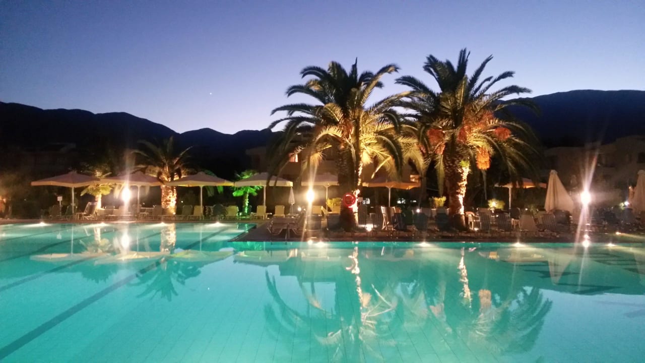 Der Pool am Abend alltoura Club Hotel Poseidon Palace