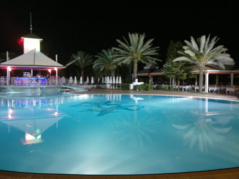 Ночной бассейн Insula Resort & Spa