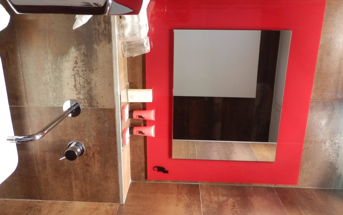 Bad mit Hygieneartikel Hotel Le Chat Noir