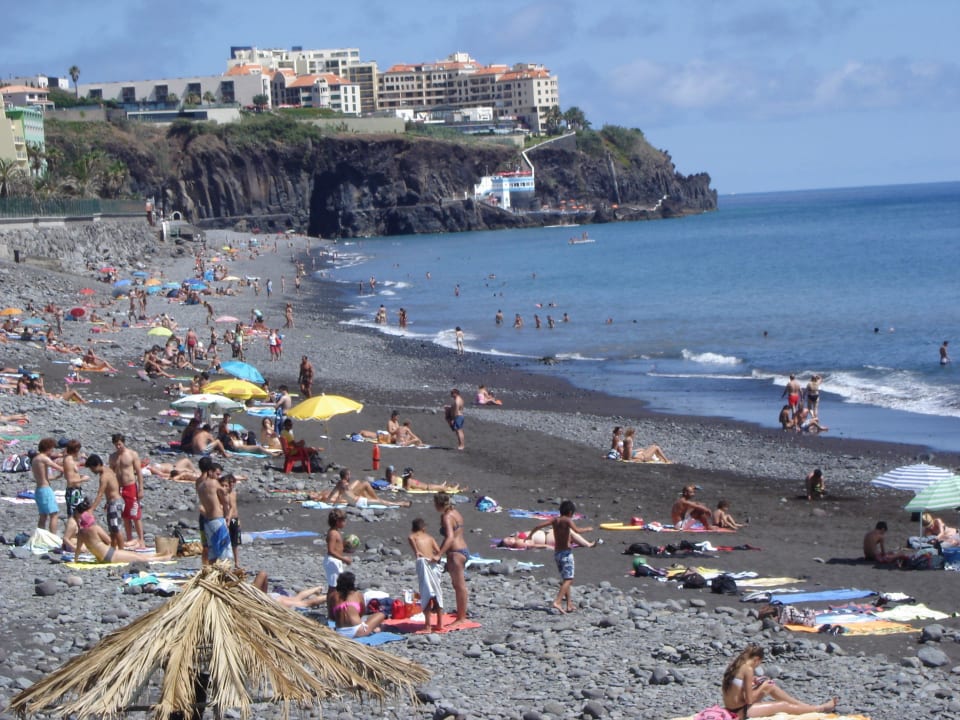 Öffentlicher Strand, 20 Min. Fußweg dort hin Pestana Grand Ocean Resort