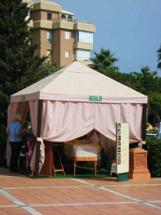 Massagezelt im Garten Iberostar Waves Málaga Playa