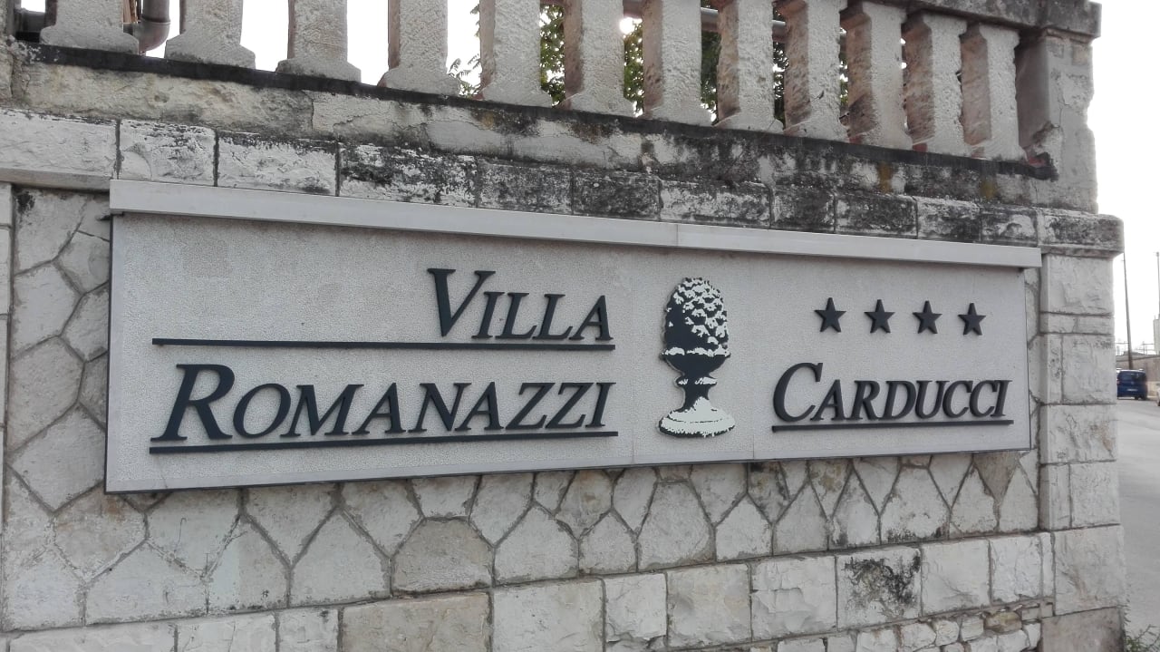 Hotelschild in der Einfahrt Mercure Villa Romanazzi Carducci Bari