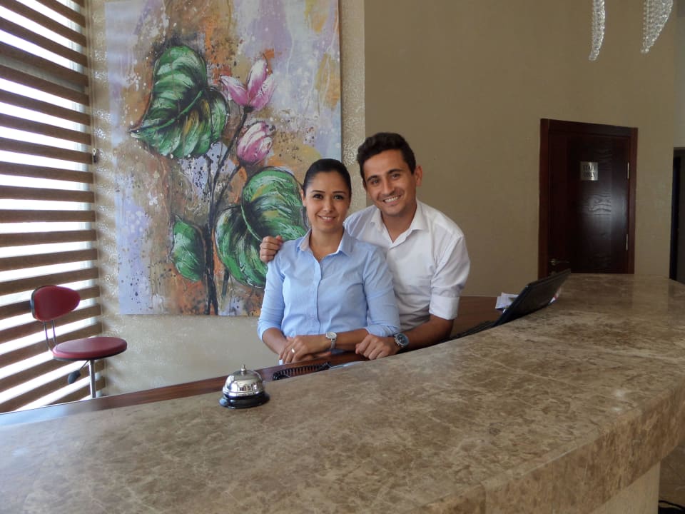 Manager Sonic mit Mitarbeiterin Maya World Park Hotel