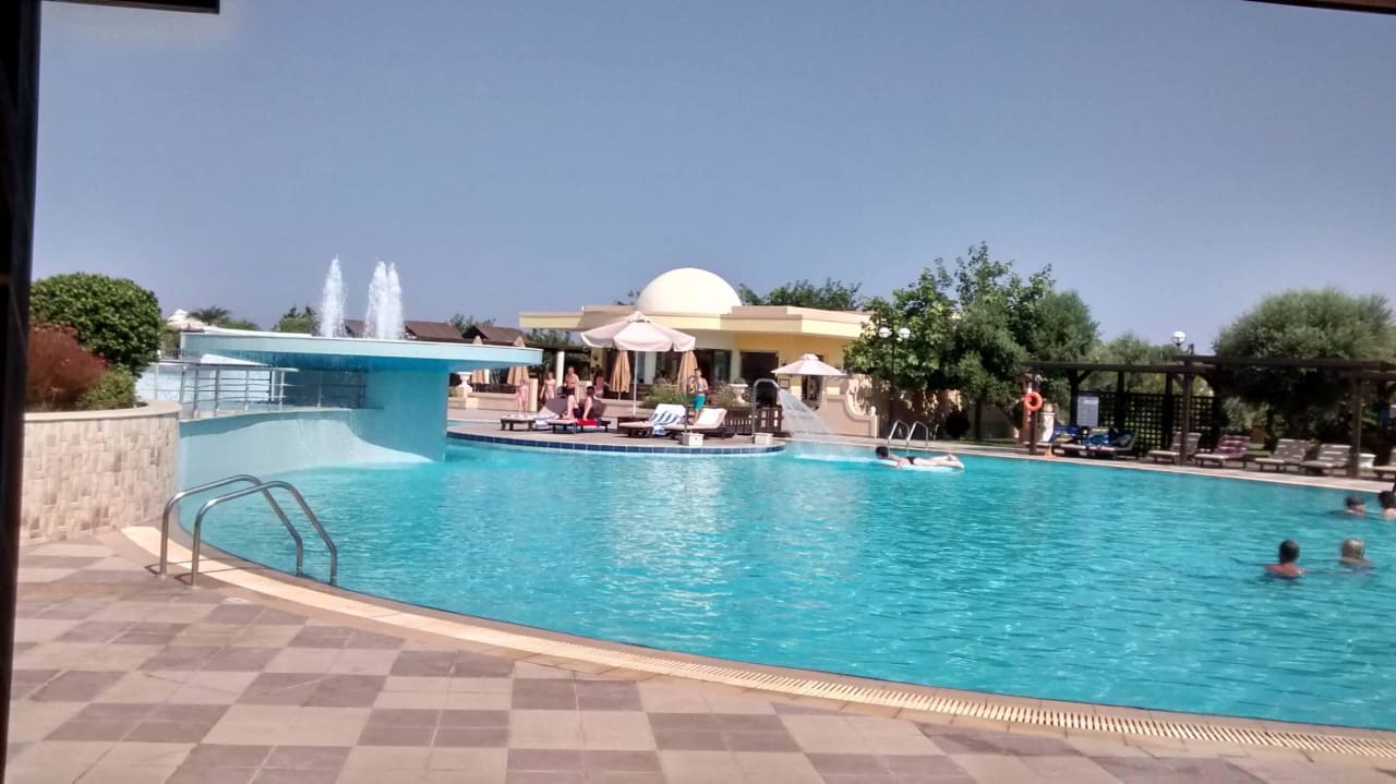Hauptpool mit Poolbar Hotel Gaia Palace