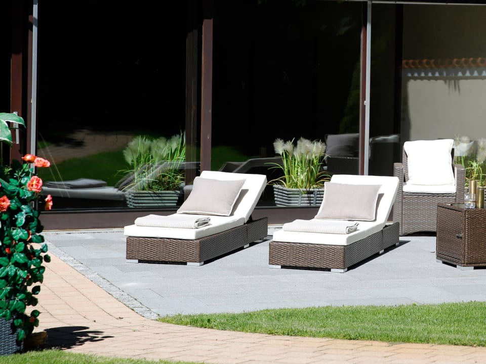 Liegen vor dem Innenpool Landhotel Mohren