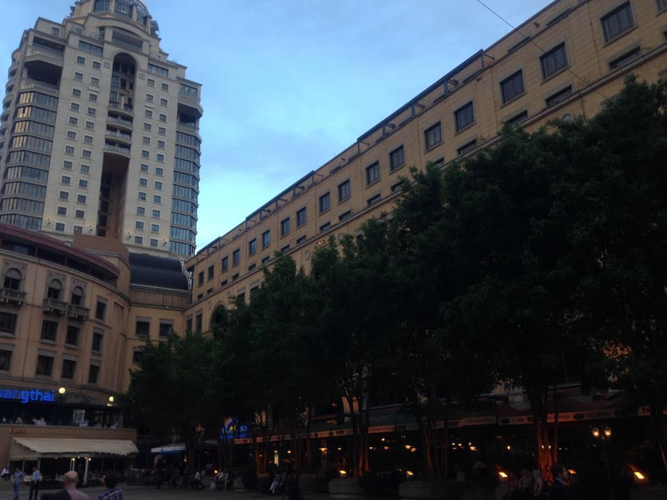 Blick vom Nelson Mandela Square auf das Hotel Hotel The Michelangelo
