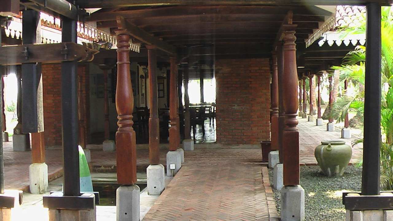 Überdachte Wege vor der Lobby Hotel Club Bentota