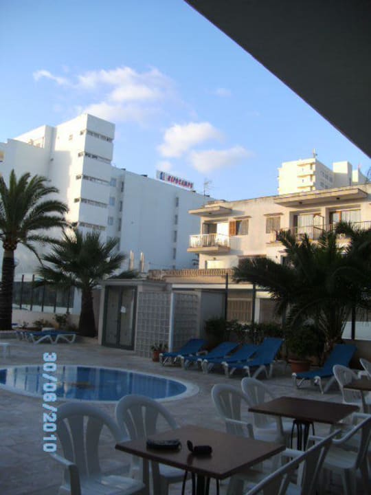 Terrasse mit Liegen und Pool Hotel Biniamar