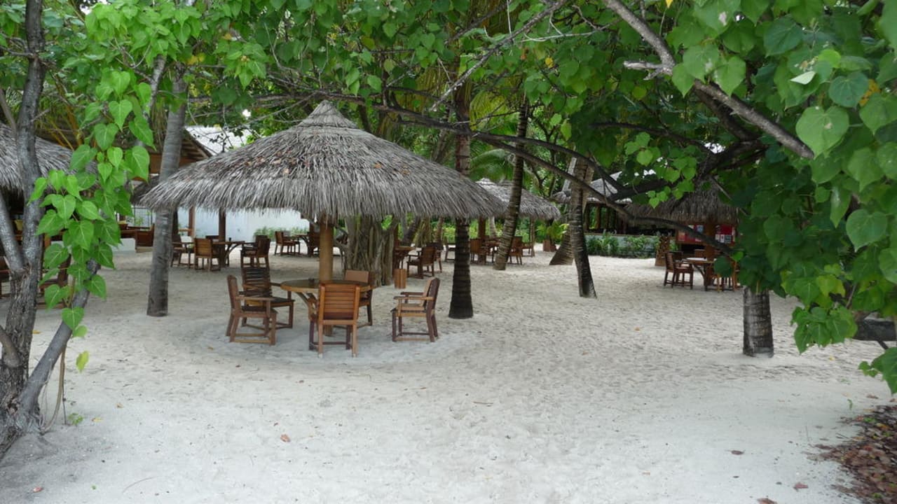 Sitzplätze zwischen Hauptbar und Restaurant NH Collection Maldives Reethi Resort