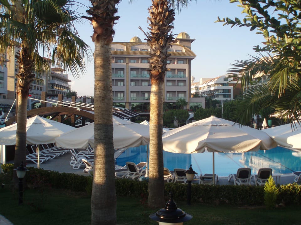 Weg zum Strand mit Sicht auf das Hotel Aydinbey Kings Palace & Spa