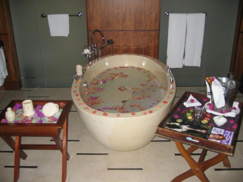 Junior Suite - Lovers Bath Shangri-La Le Touessrok Mauritius