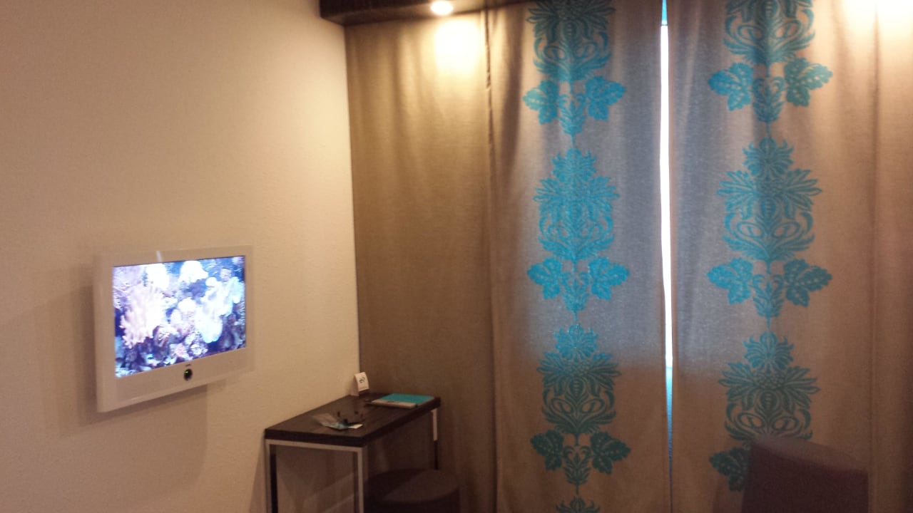 Blick zum Fernseher, Fenster.  Motel One Hamburg Airport