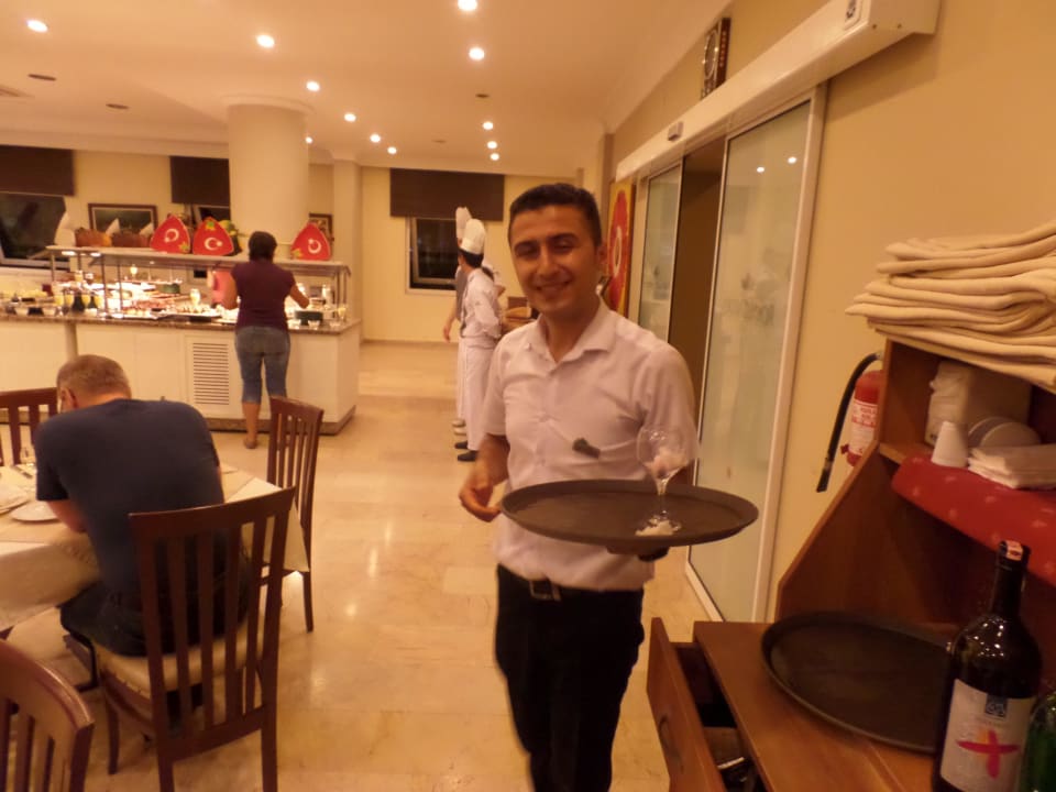Unser besonders aufmerksamer Ober Ismail Yetkin Hotel Royal Garden Beach