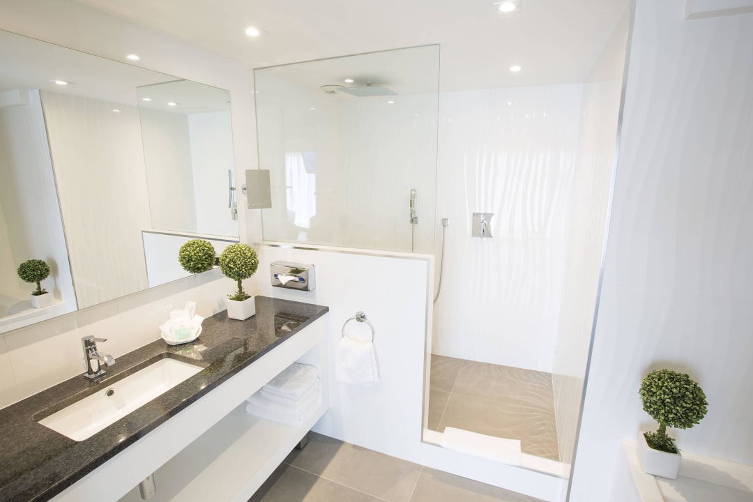 Suite bathroom Best Western Plus Cannes Riviera & SPA