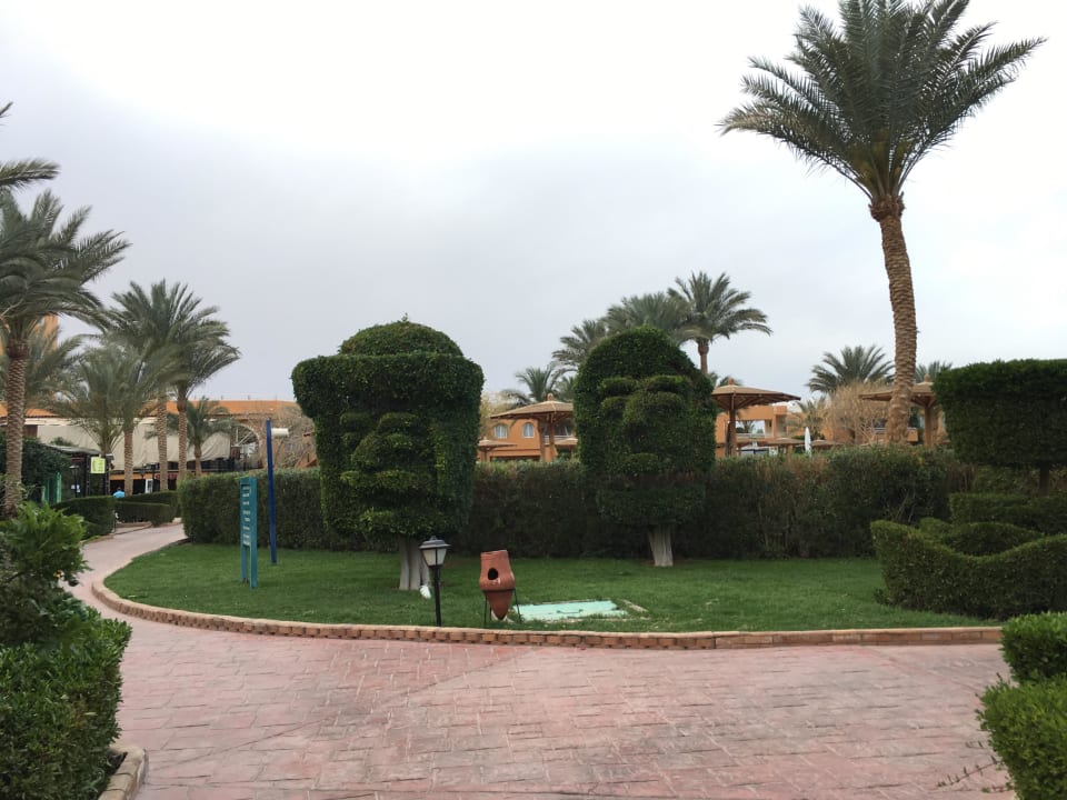 Top gepflegte Gartenanlage mit Figuren geschnitten Golden Beach Resort