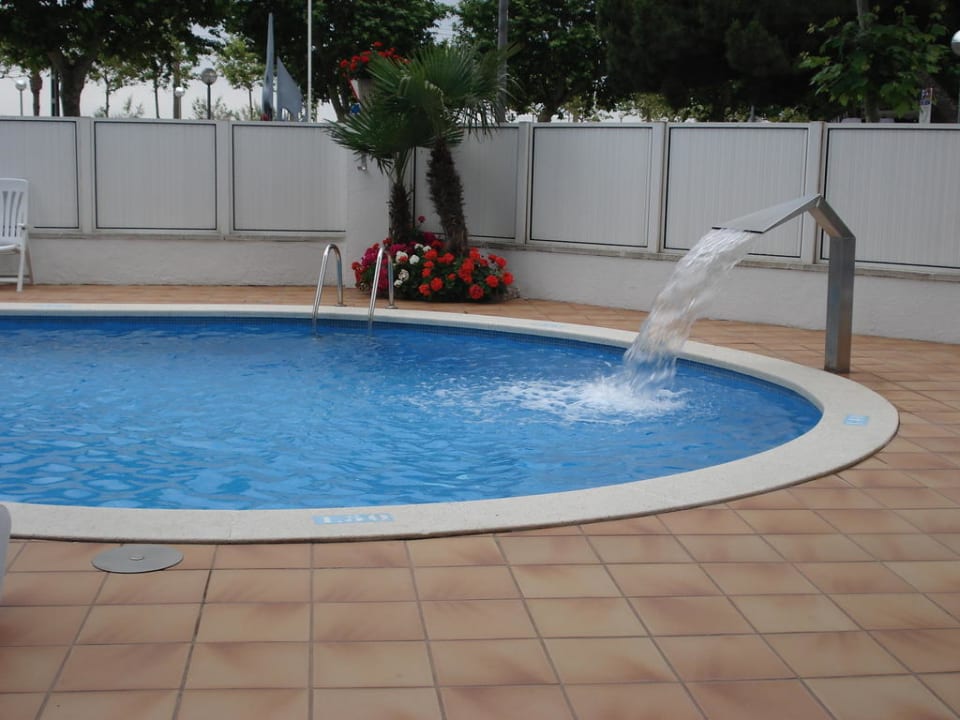 Mit Sprudeln und einem kleinen "Wasserfall" Hotel GHT Maritim