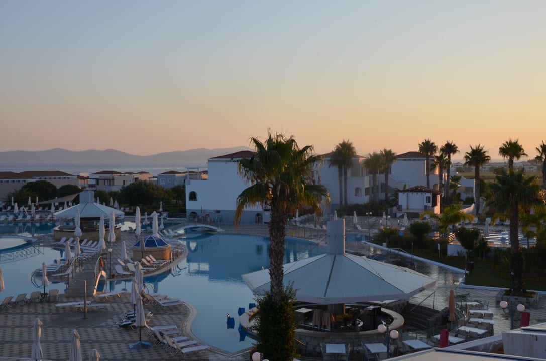 Hauptpool mit Poolbar Atlantica Marmari Palace