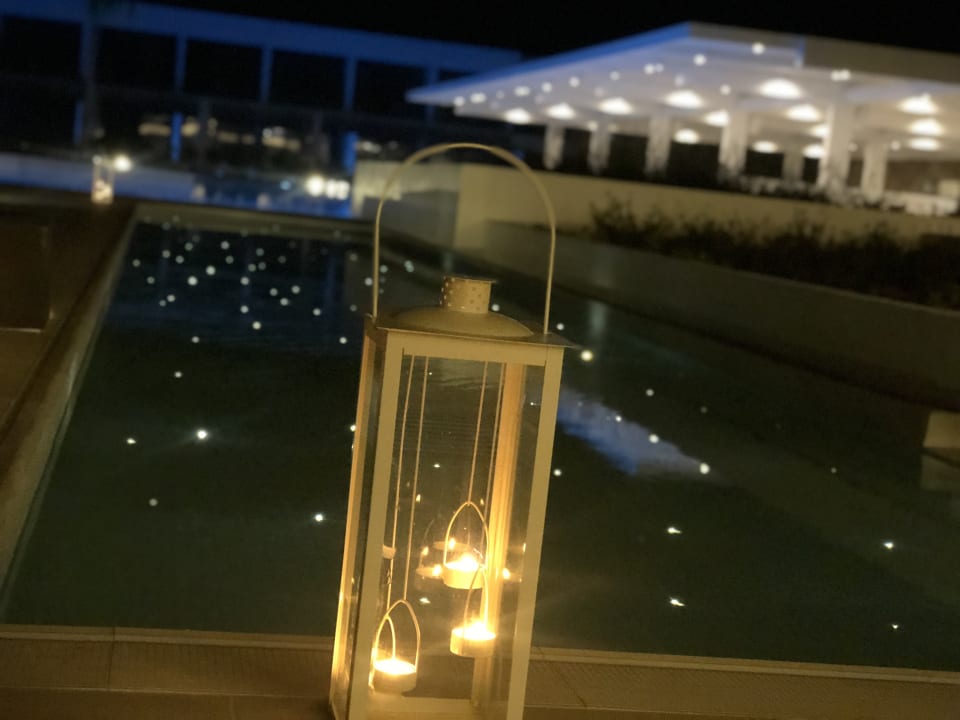 Abends Kerzen und Laternen und schöne Lcihtdetails im Pool  Gennadi Grand Resort