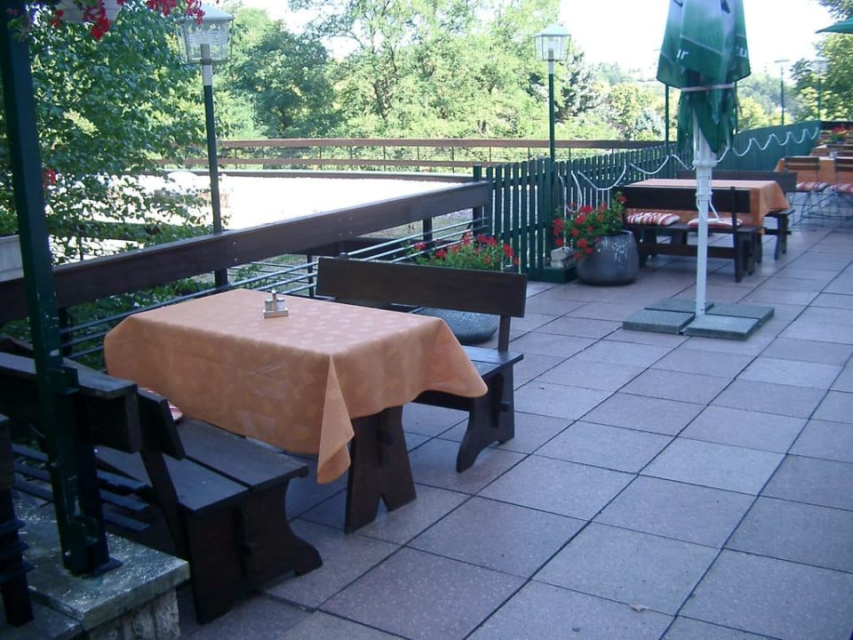 Linke Seite der Terrasse Wagners Hotel im Thüringer Wald