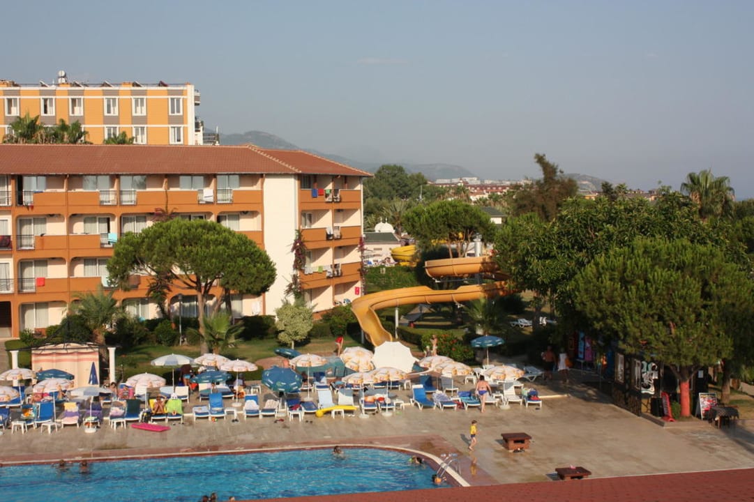 Großer Pool und Wasserrutsche Club Turtas Beach Hotel