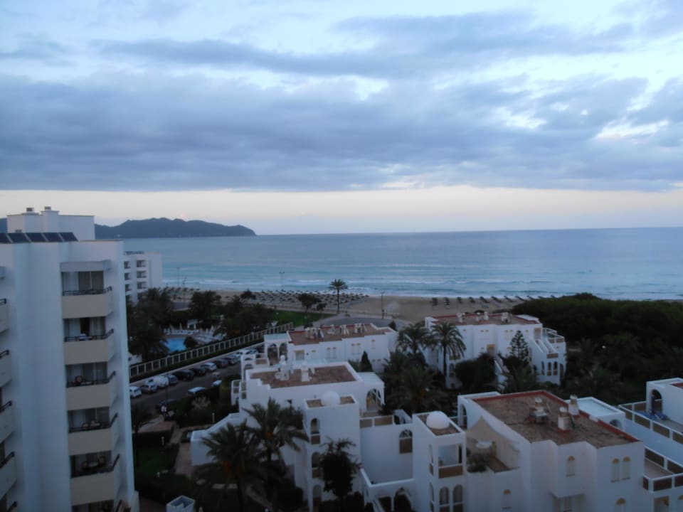 Blick vom Balkon auf den Strand Hipotels Bahia Grande