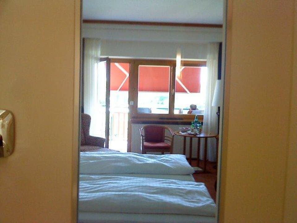 Blick von der Dusche ins Zimmer Hotel & Spa Der Steirerhof Bad Waltersdorf