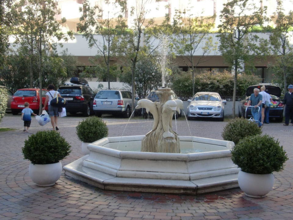 Brunnen vorm Eingang Aparthotel Holiday