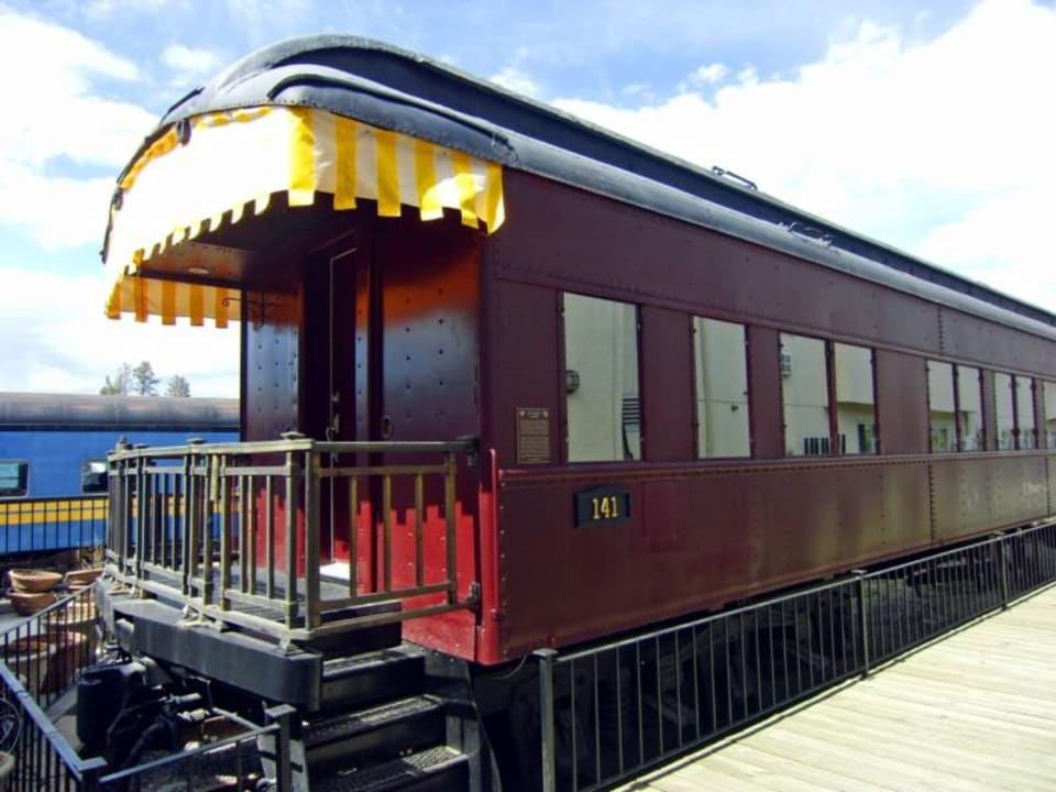 Waggong hinter dem Hotel Prestige Rocky Mountain Resort, BW Premier Collection