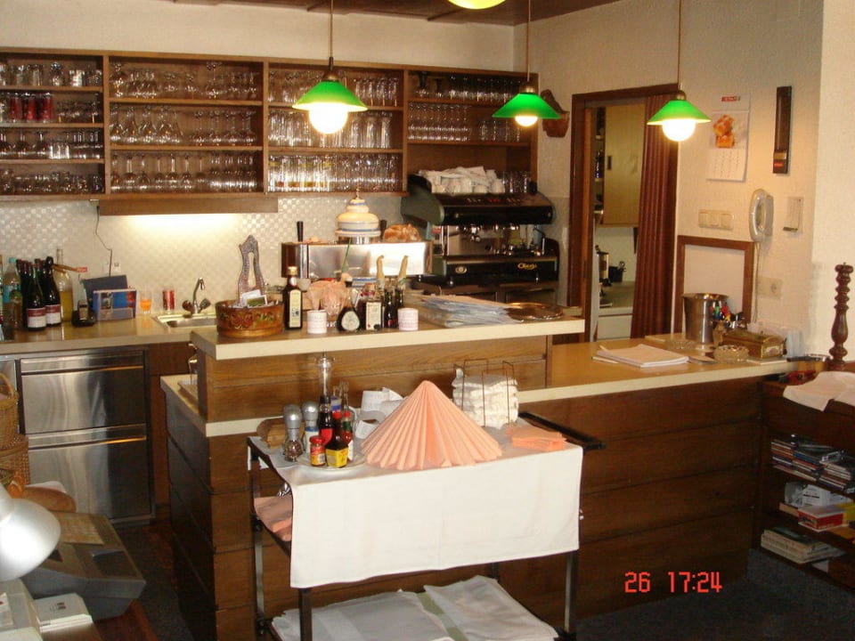 Blick ins Restaurant Theke (2) Hotel Angelika
