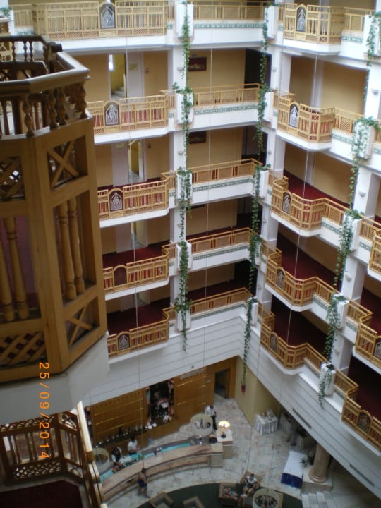 Die Halle über 6 Stockwerke Marhaba Royal Salem