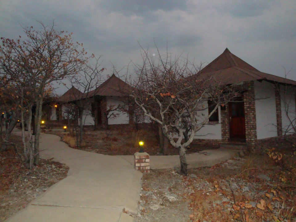 Blick zur Häuserreihe Etosha Safari Lodge