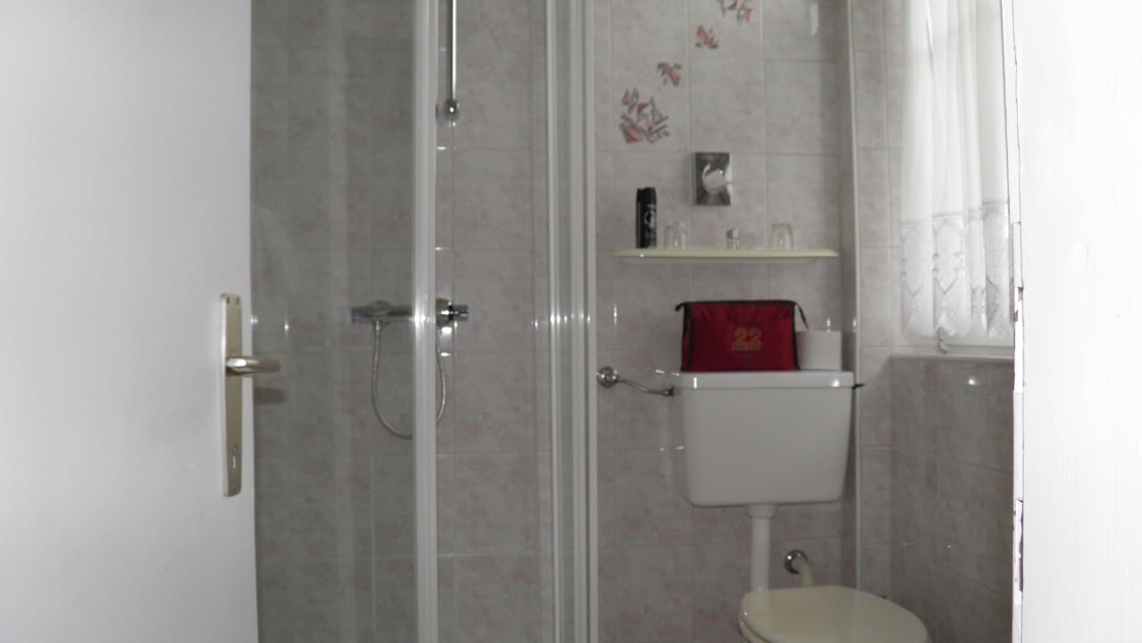 Blick ins Badezimmer Gasthof Zum Kramer