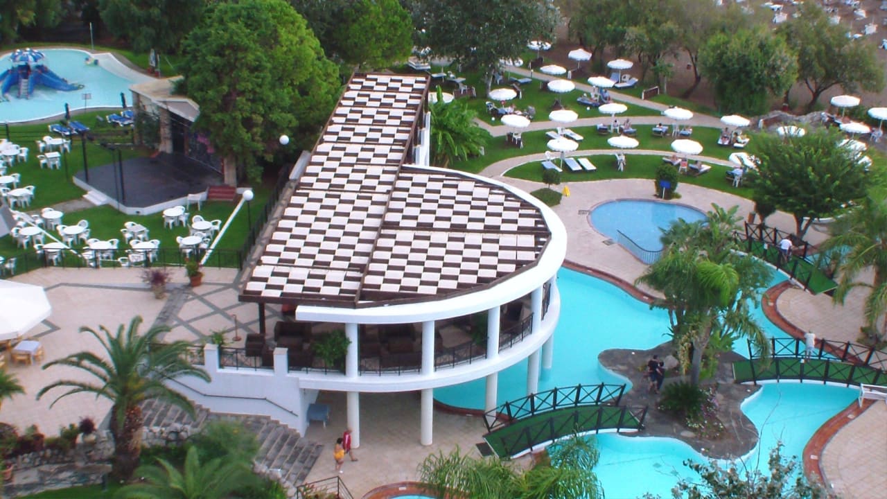 Vom Dach auf die Gartenanlage Hotel Calypso Beach